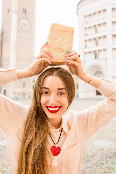 Femme au parmesan à Parme — Photo