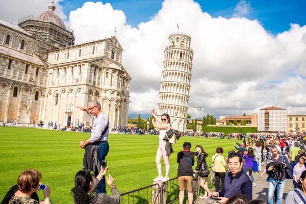 Duomo di Pisa con torre pendente in Italia — Foto Stock