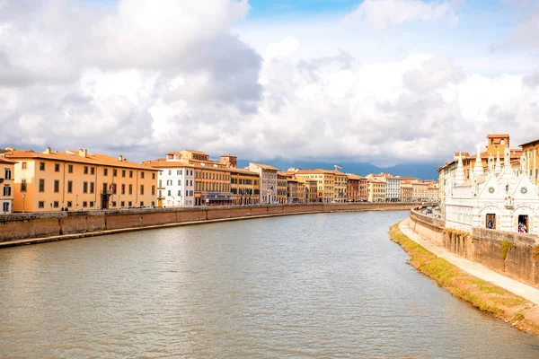 Pisa vista sul paesaggio urbano — Foto Stock