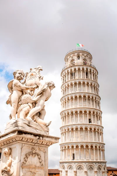 Pisa Kulesi İtalya ile dayamıyor çeşme — Stok fotoğraf