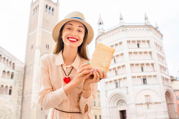 Mujer con queso parmesano en Parma —  Fotos de Stock