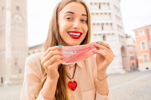 Mujer con prosciutto en Parma — Foto de Stock