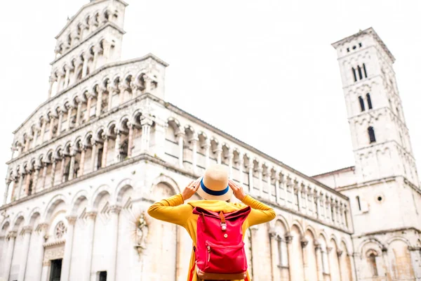 Mulher viajando em Lucca cidade velha — Fotografia de Stock