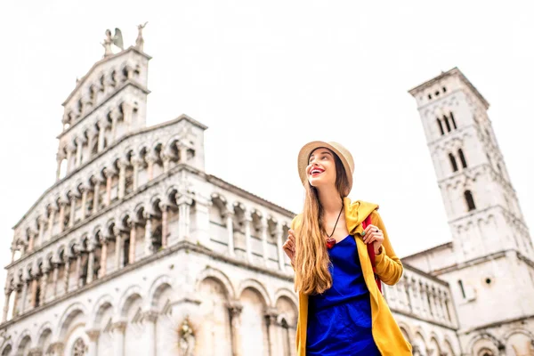 Mujer viajando en Lucca casco antiguo —  Fotos de Stock