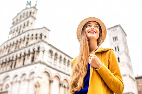 Lucca eski şehirde seyahat kadın — Stok fotoğraf