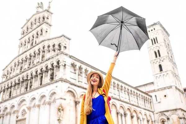 Donna che viaggia nel centro storico di Lucca — Foto Stock