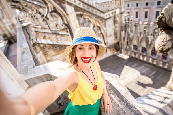 Mujer viajando en Milán — Foto de Stock