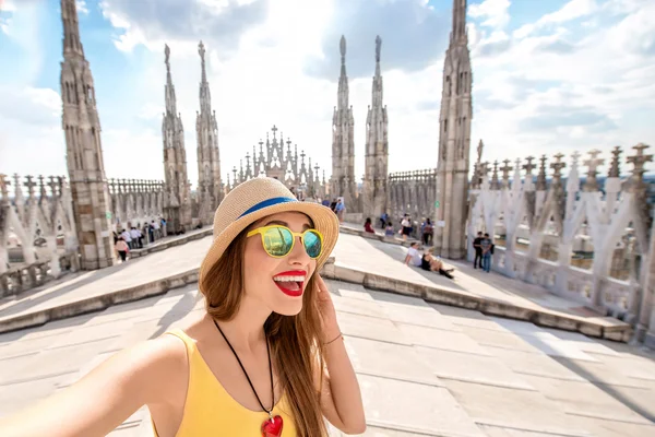 Donna in viaggio a Milano — Foto Stock