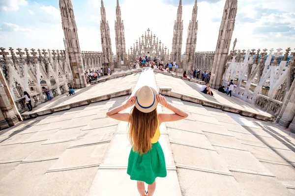 Mujer viajando en Milán —  Fotos de Stock