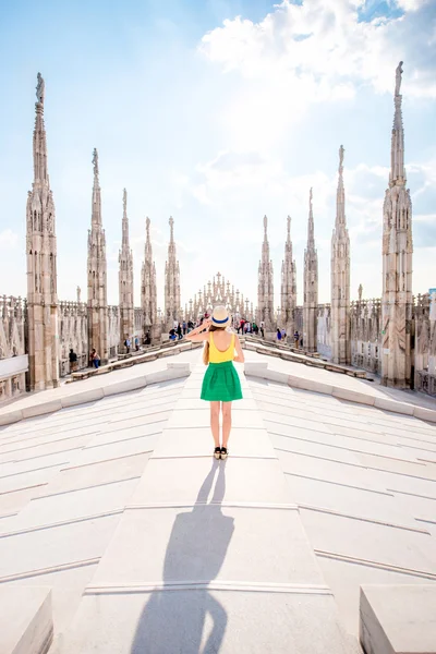 Femme voyageant en Milan — Photo