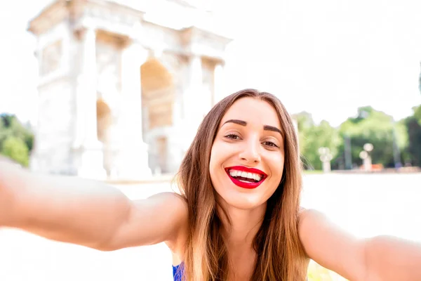 Woman traveling in Milan — Stock Photo, Image