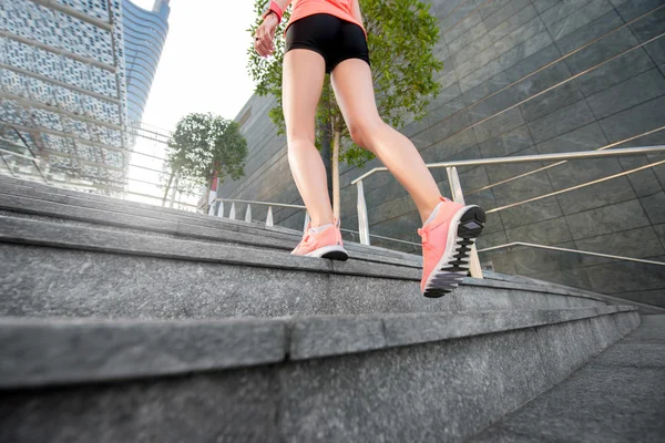 Spots woman in the city — Stock Photo, Image