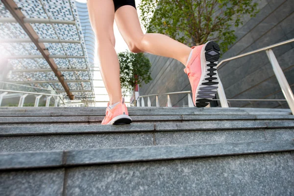 Spots woman in the city — Stock Photo, Image