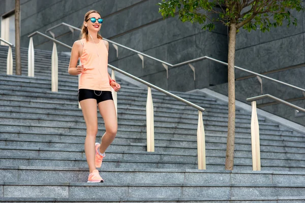 Spots woman in the city — Stock Photo, Image