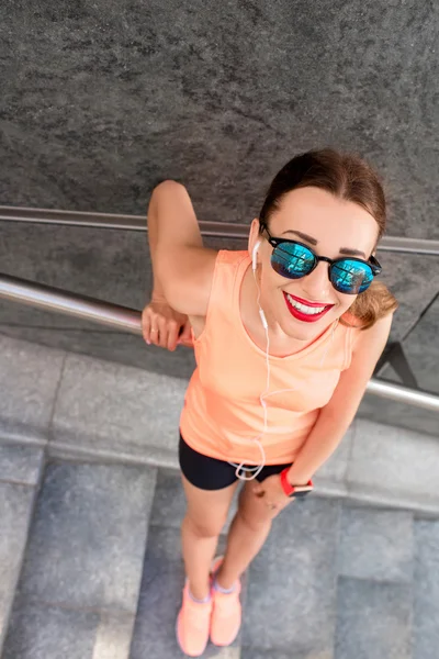 Spots woman in the city — Stock Photo, Image