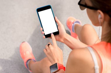 Noktalar kadın gösteren telefon ekran