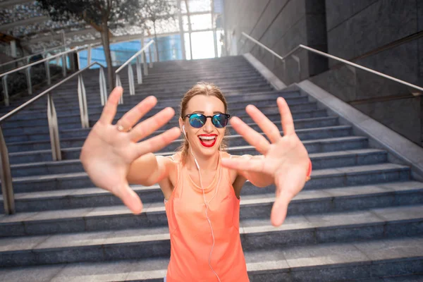 Vrouw van de plekken in de stad — Stockfoto