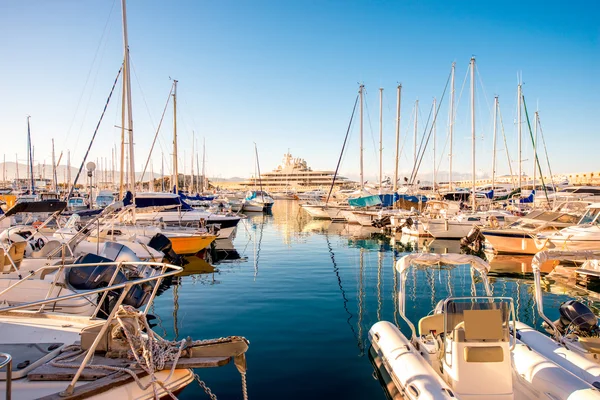 Porto na aldeia de Antibes — Fotografia de Stock