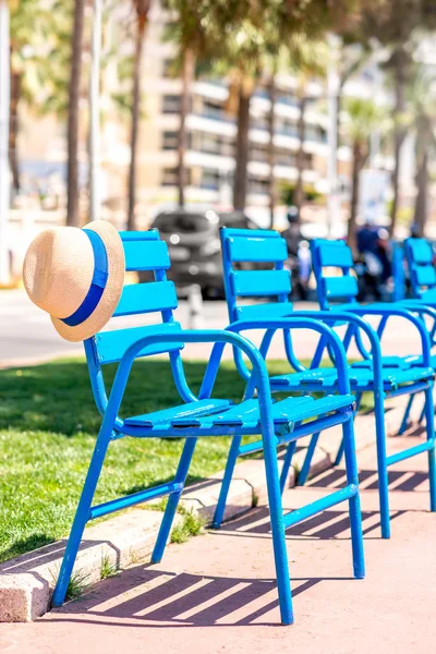 Cannes şehrinde gezinti mavi sandalyeler — Stok fotoğraf