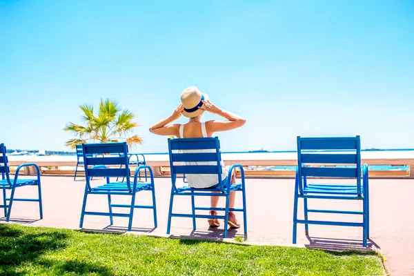 Cadeiras azuis do passeio na cidade de Cannes — Fotografia de Stock