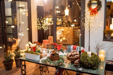 Yeni yıl tatili boyunca çok güzel dekore edilmiş arka bahçe.