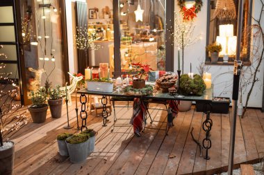 Yeni yıl tatili boyunca çok güzel dekore edilmiş arka bahçe.