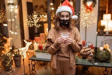 Kendi başına yaşayan bir kadın yeni yılı evde kutluyor.