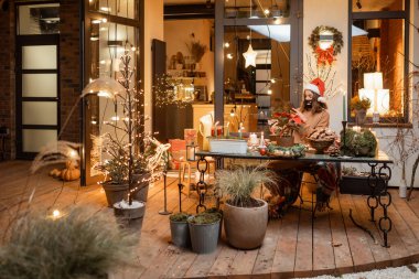 Evde tatilde maskeli yalnız bir kadın