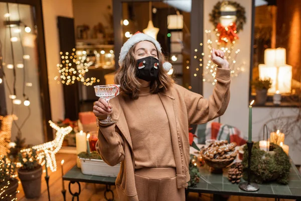 在家中庆祝新年佳节的自我封闭妇女 — 图库照片