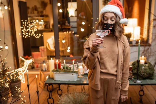 Femme sur l'auto-isolement célébrer le Nouvel An vacances à la maison — Photo