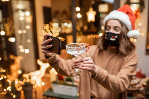 在家中庆祝新年佳节的自我封闭妇女 — 图库照片