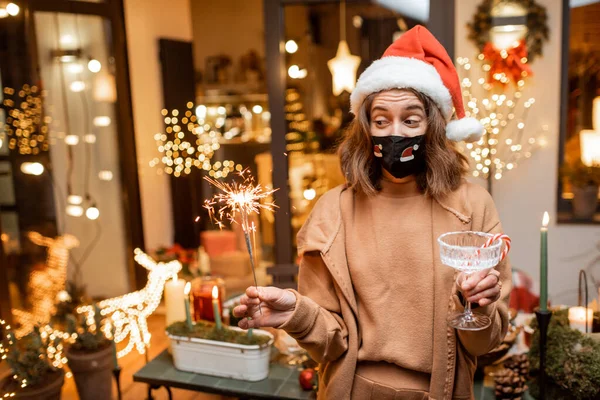 在家中庆祝新年佳节的自我封闭妇女 — 图库照片