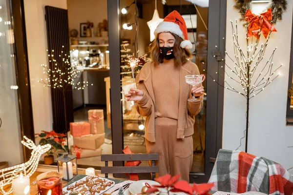 在家中庆祝新年佳节的自我封闭妇女 — 图库照片