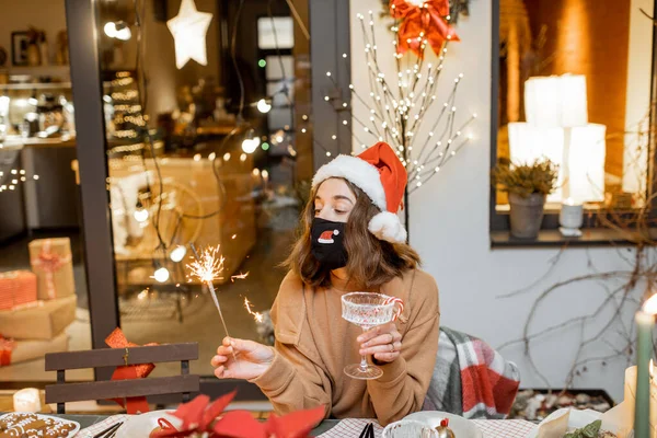 Vrouw op zelfisolatie viert nieuwjaarsvakantie thuis — Stockfoto