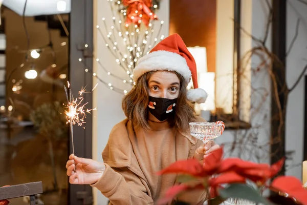 Femme sur l'auto-isolement célébrer le Nouvel An vacances à la maison — Photo