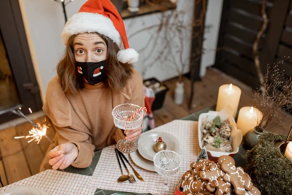 家での新年の休日を祝う自己分離上の女性 — ストック写真