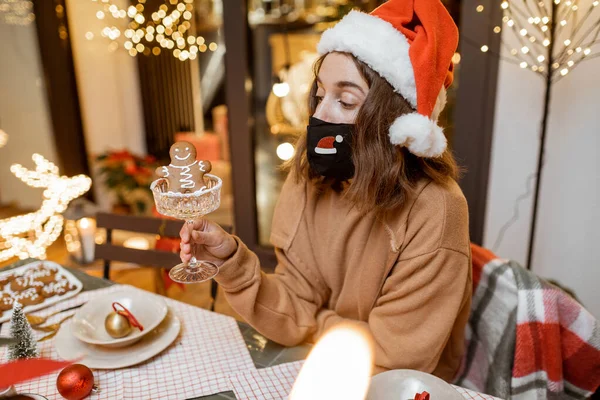 Frau in Selbstisolierung feiert Silvester zu Hause — Stockfoto