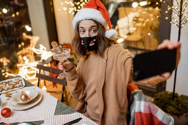 Woman on self-isolation celebrating New Year holidays at home — Stock Photo, Image