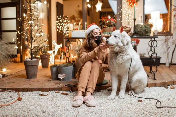 Mulher em auto-isolamento celebrando feriados de Ano Novo com seu cão em casa — Fotografia de Stock