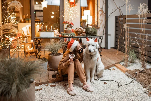 Mulher em auto-isolamento celebrando feriados de Ano Novo com seu cão em casa — Fotografia de Stock