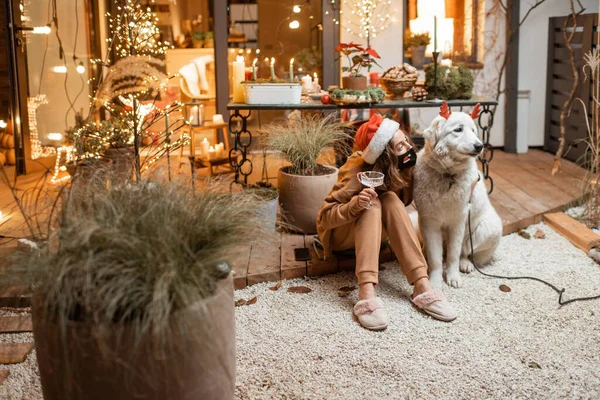 Mulher em auto-isolamento celebrando feriados de Ano Novo com seu cão em casa — Fotografia de Stock