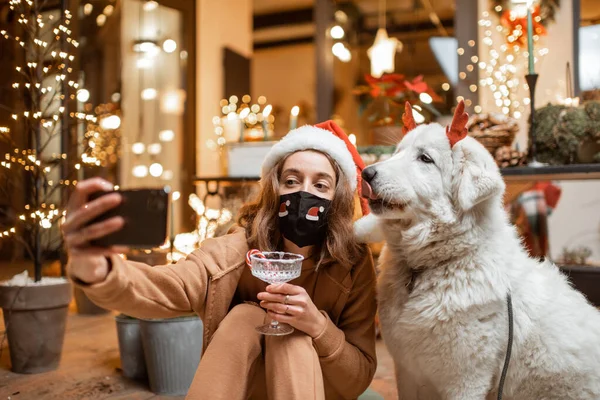 Mulher em auto-isolamento celebrando feriados de Ano Novo com seu cão em casa — Fotografia de Stock