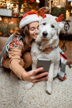 Köpeğiyle yeni yıl tatilini kutlayan kadın.