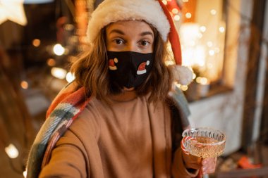 Kendi başına yaşayan bir kadın yeni yılı evde kutluyor.