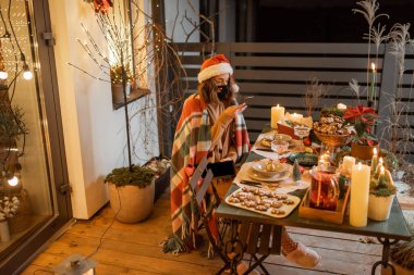 Kendi başına yaşayan bir kadın yeni yılı evde kutluyor.