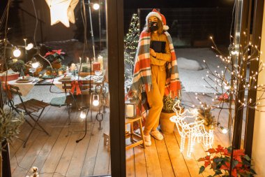 Kendi başına yaşayan bir kadın yeni yılı evde kutluyor.