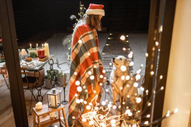 Yılbaşı tatilini evinde köpeğiyle kutlayan bir kadın.