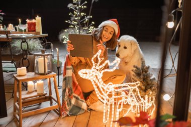 Köpeğiyle yeni yıl tatilini kutlayan kadın.