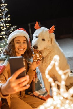 Köpeğiyle yeni yıl tatilini kutlayan kadın.