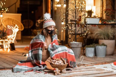 Kendi başına yaşayan bir kadın yeni yılı evde kutluyor.